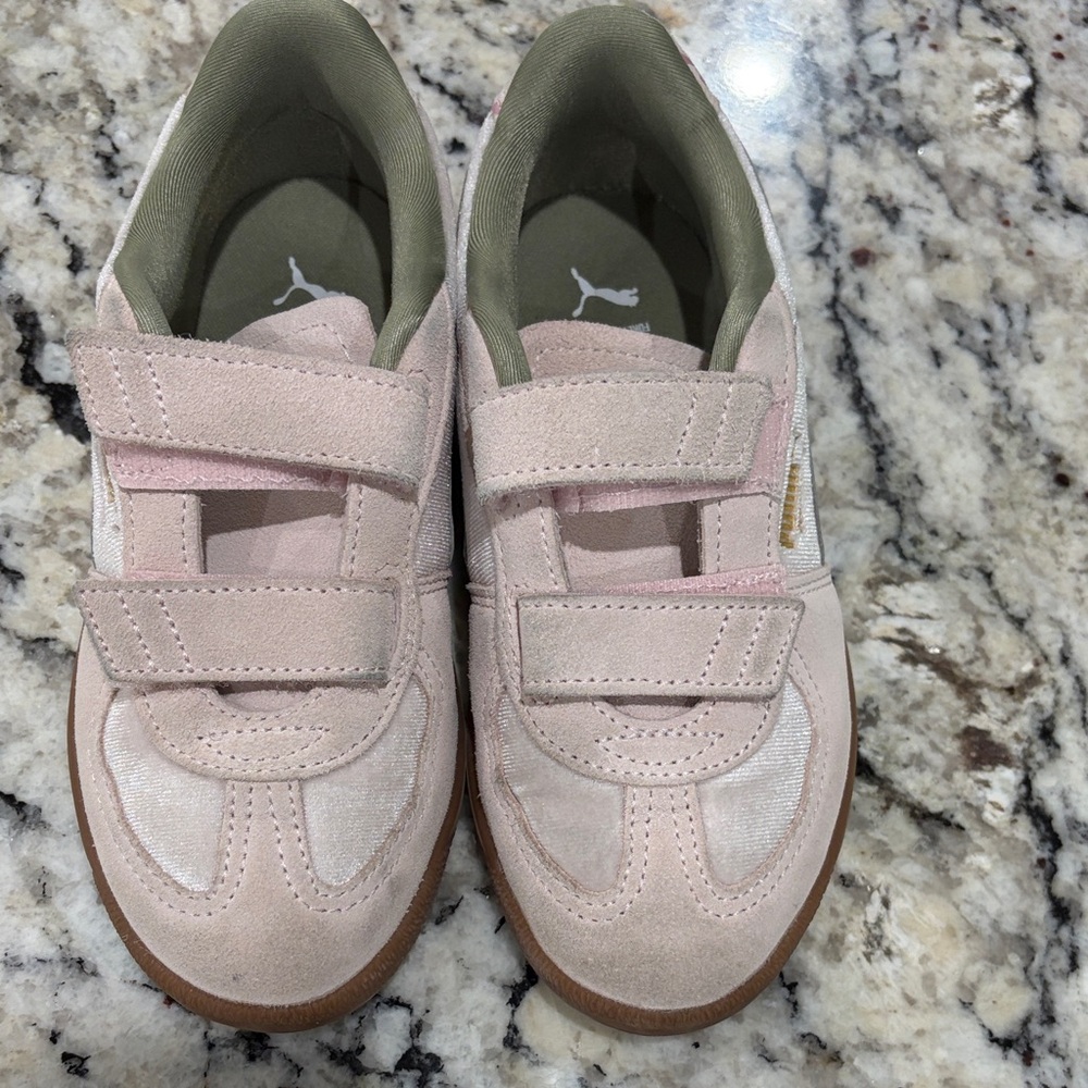 Puma Kids Sz1.5 Pink Suede Velcro Sneakers with Gum Outsole